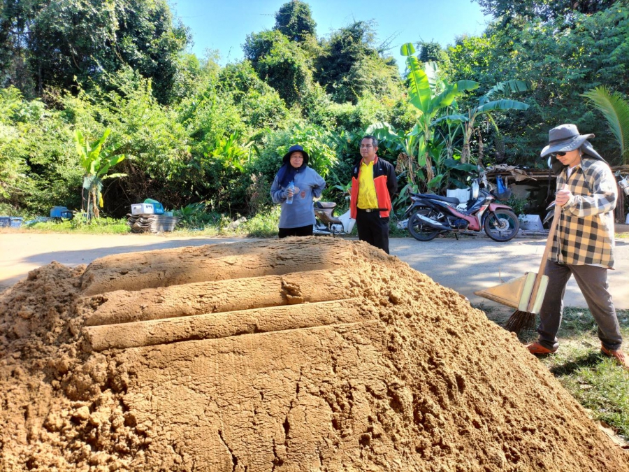 กองช่องและสำนักปลัดงานป้องกันเพื่อบรรเทาสาธารณะภัย และผู้นำชุมชน หมู่ 4 ร่วมกันซ่อมแซมปรับปรุงบ้านผู้ยากไร้
