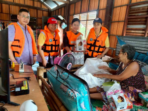 นายกเหล่ากาชาดจังหวัดอุบลราชธานี ลงพื้นที่ช่วยเหลือผู้ประสบอุทกภัย องค์การบริหารส่วนตำบลหนองกินเพล