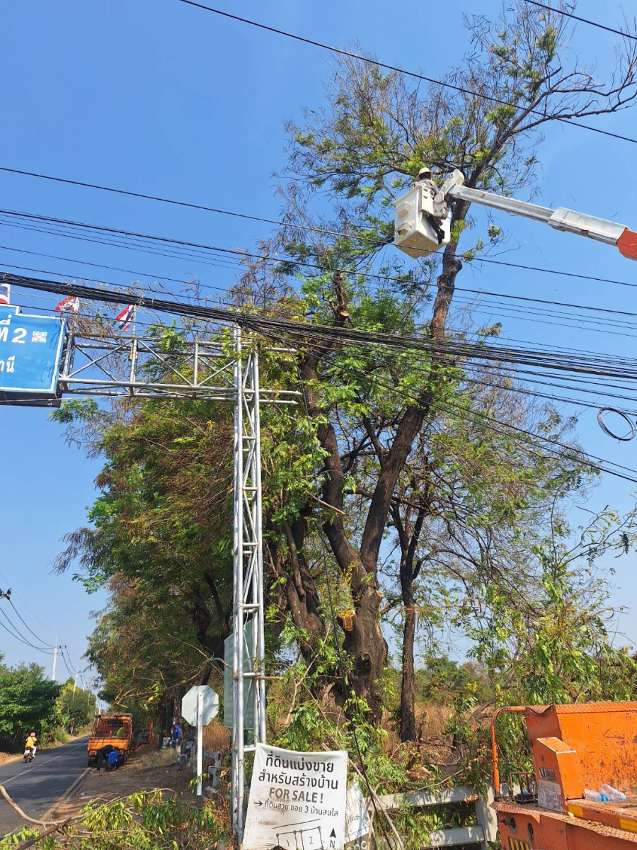 กองช่างร่วมกับการไฟฟ้าวารินชำราบเข้าดำเนินการตัดต้นไม้ใหญ่ที่ปากทางบ้านขัวไม้แก่นตามหนังสือร้องเรียนของประชาชน