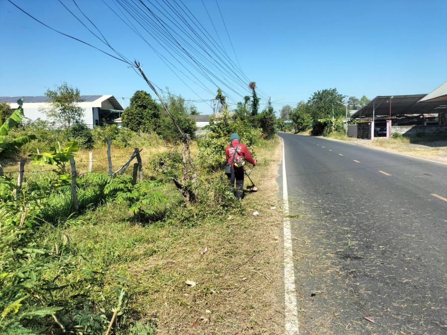 กองช่องและสำนักปลัดงานป้องกันเพื่อบรรเทาสาธารณะภัย ออกตัดหญ้าริมถนนจากถนนหมายเลข 226