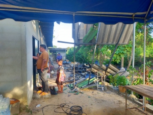 กองช่างร่วมกับสำนักปลัด(งานป้องกันและบรรเทาสาธารณภัย) ออกกางเต็นท์ให้บ้านผู้ประสบภัย ม.6